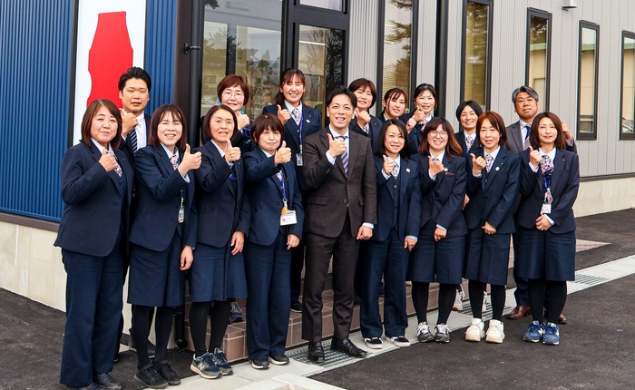 社員集合写真(本社社屋前)